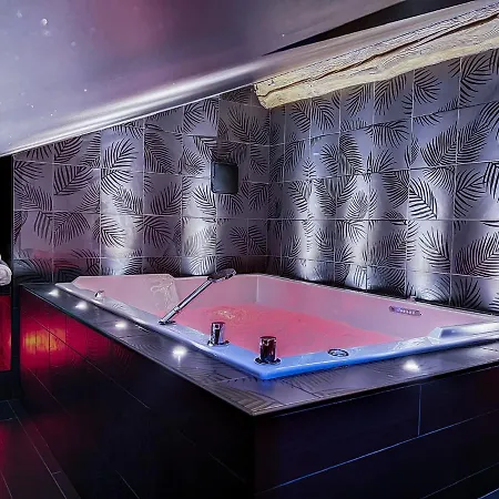 Suite Rouge Baiser Avec Jacuzzi Privatif - Loveroom Insolite Saint-Etienne  Exterior foto