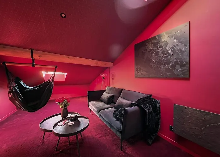 Suite Rouge Baiser Avec Jacuzzi Privatif - Loveroom Insolite