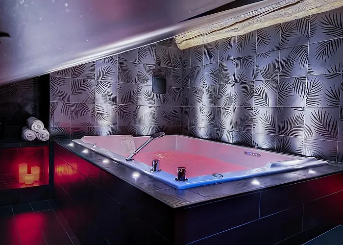 Suite Rouge Baiser Avec Jacuzzi Privatif - Loveroom Insolite