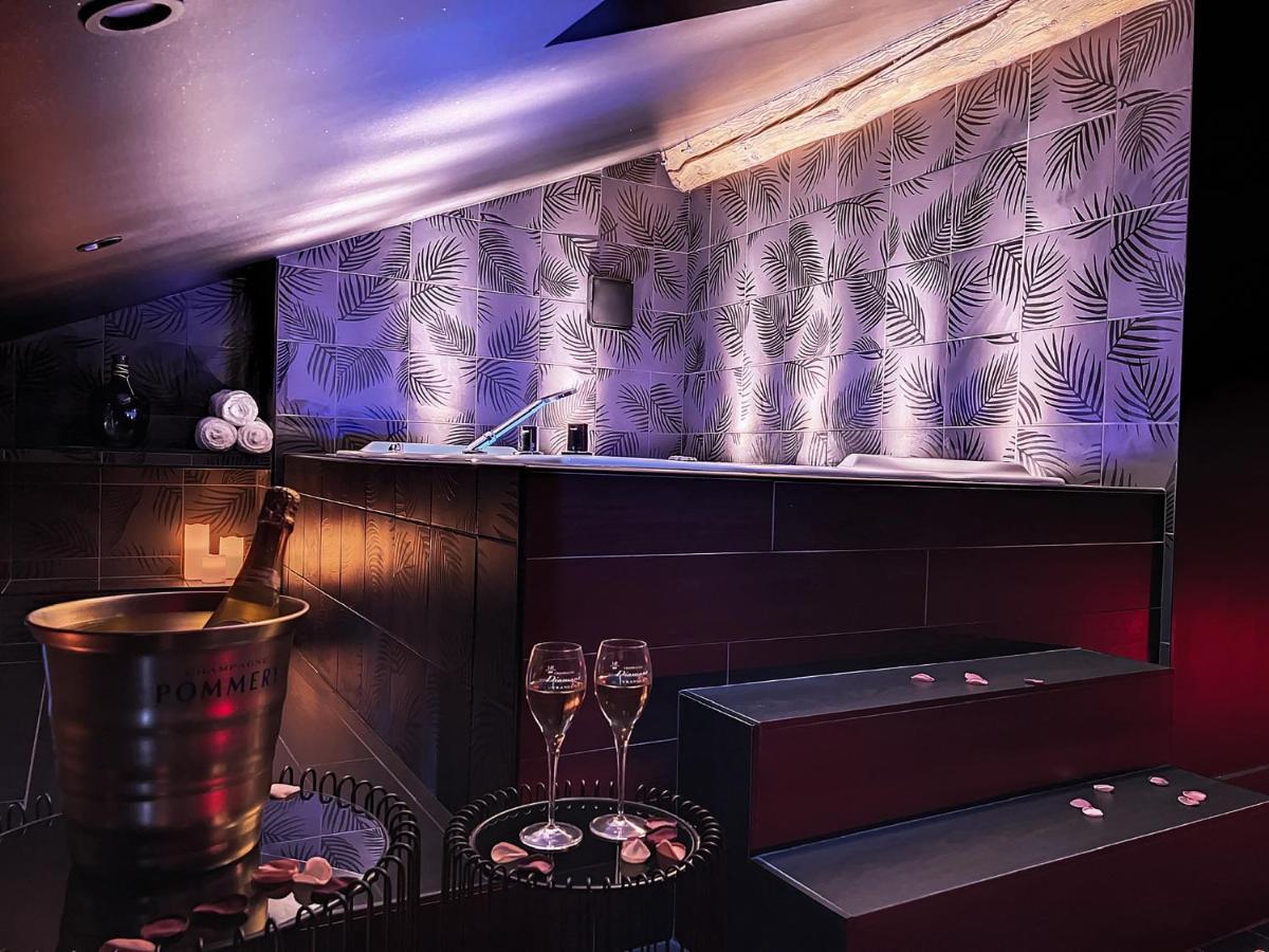 Apartment Rouge Baiser Avec Jacuzzi Privatif - Loveroom Insolite