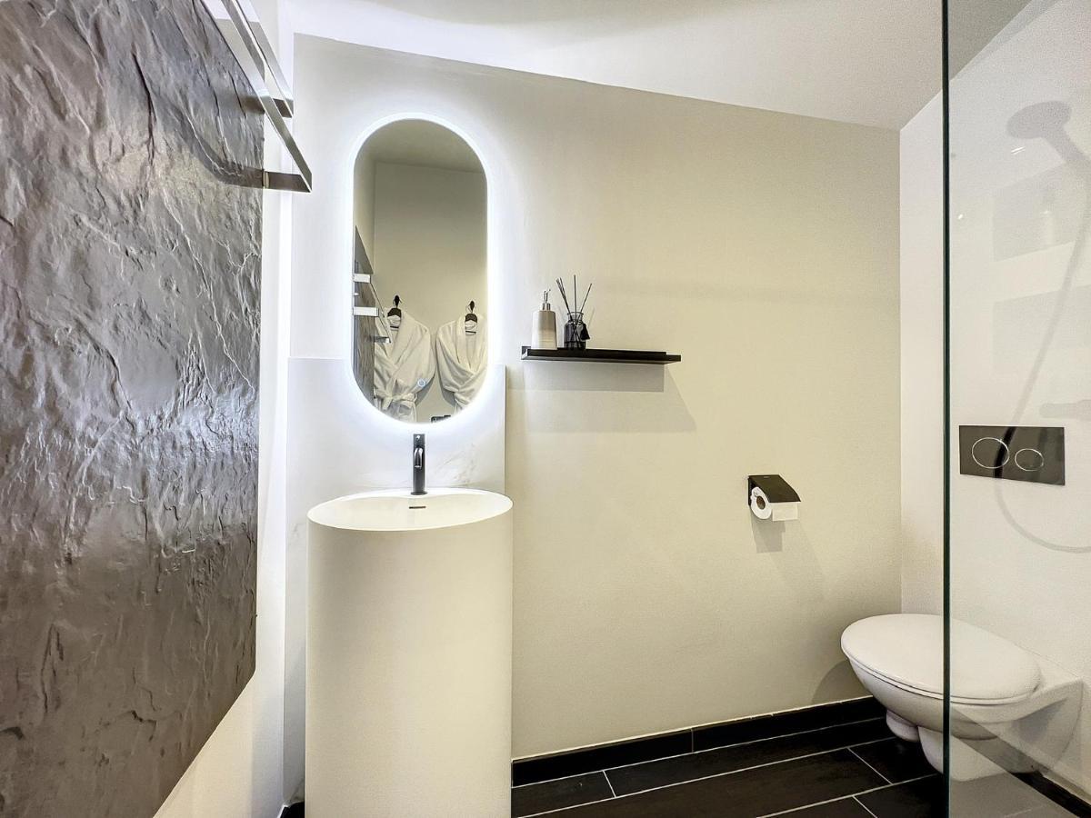 Apartment Rouge Baiser Avec Jacuzzi Privatif - Loveroom Insolite